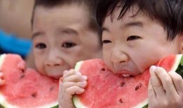 吃瓜群众亲小孩的视频,亲子互动视频走红网络