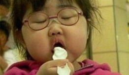 街头蒙眼吃瓜图片搞笑视频,街头搞笑视频笑翻众人