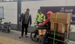 深圳交警吃瓜事件视频,网络热议背后的真相与反思