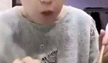 女主播吃网纹瓜的视频,美味与趣味并存