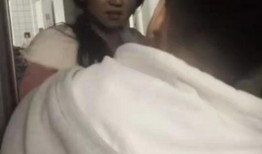 女人堵车吃瓜视频,意外走红网络