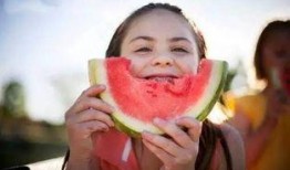 一个小小的吃瓜网友视频,一场网络热议背后的真相