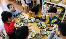 喀什幼儿园吃瓜事件视频,幼儿集体吃瓜引发关注