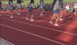 军训姐跳舞吃瓜视频播放,视频播放量爆表引网友热议